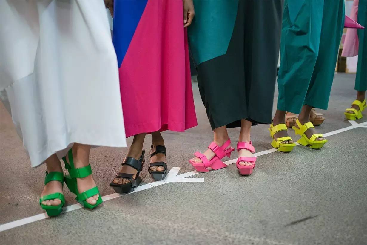 The Un-Tied Suit: Fashion’s Unspoken Rule