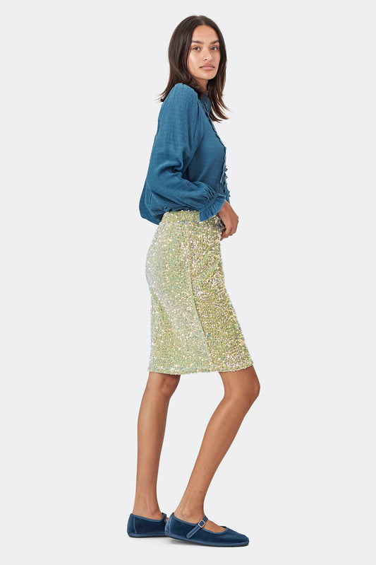 Title: The Art of Combining a Simple Tie and Skirt for a Modern, Stylish Look