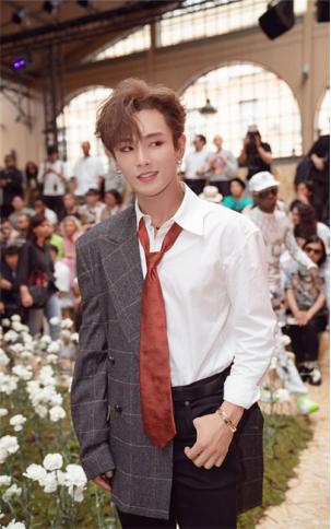 Title: 推荐几款男士衬衣领带搭配，让你在商务场合脱颖而出