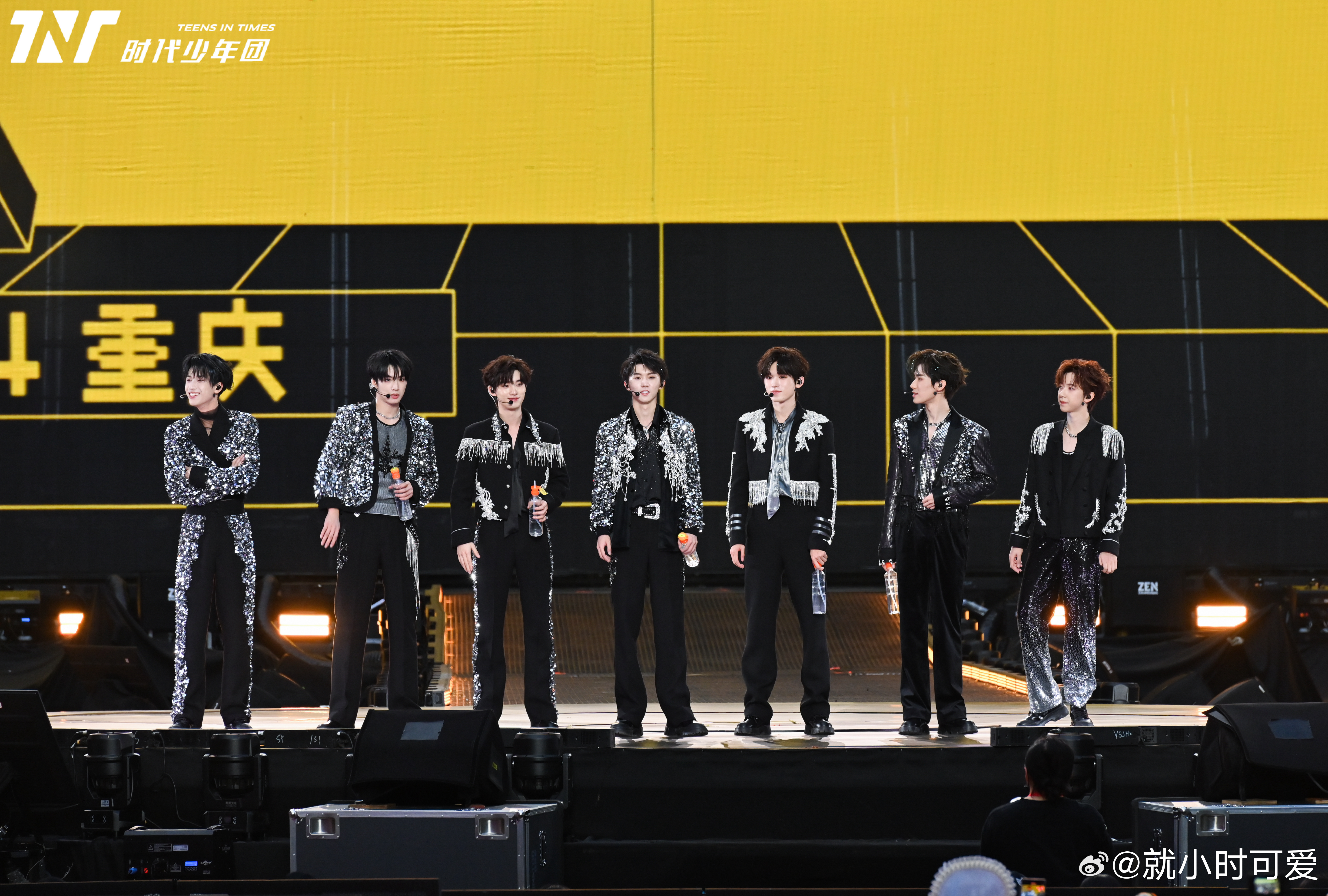 Title: Moments in Time: The Captivating Stage Photos of the Young Talents of 时代少年团