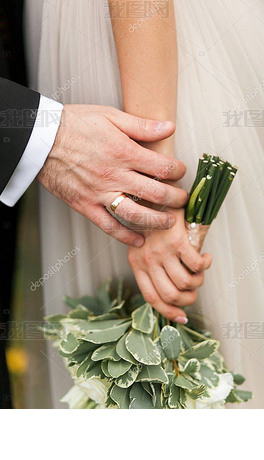 The allure of a white西装and tie