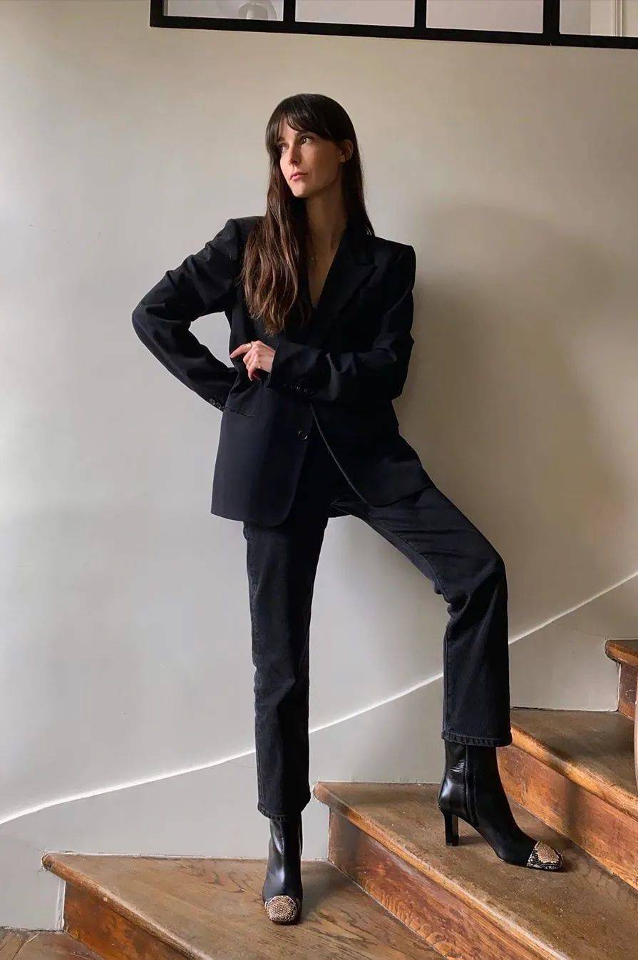 Title: 推荐品牌，女生白西服领带的完美搭配