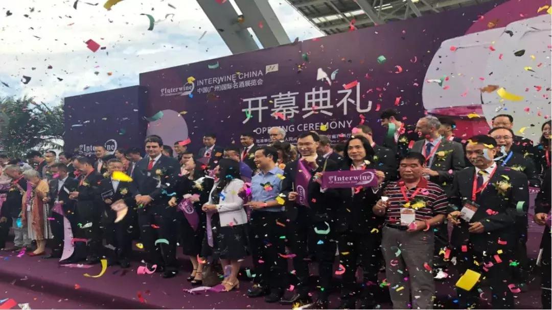 Title: Sea澜Hais Blue Clothes with a Tie: A Masterclass in Combination