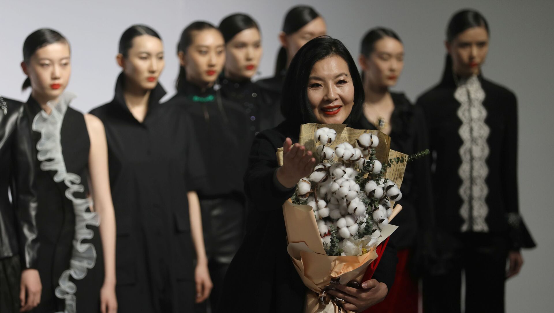 Title: Zhou Ziyus Impressive Suit and Tie Look in a Video