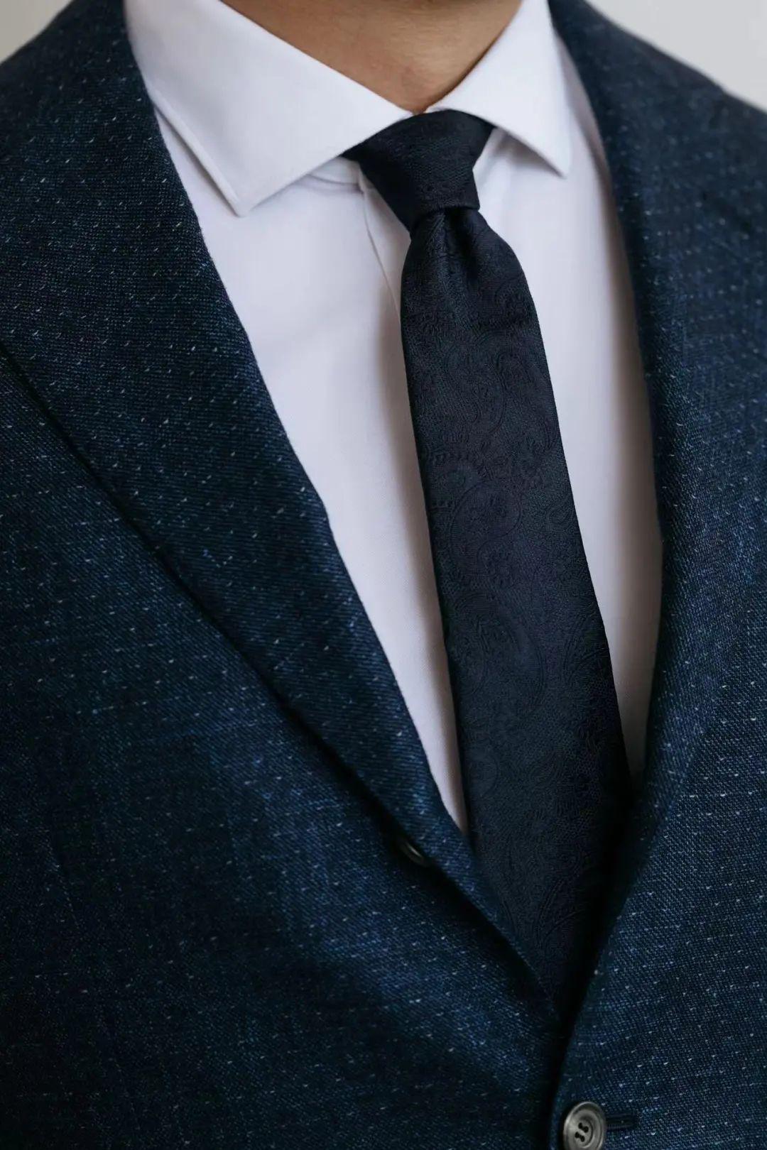 Title: The Essence of Power Suits and TIES: A Deeper Look into PS西服领带