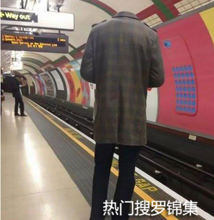 Title: 韩国公交车站领带风云，恶搞与社会文化的微妙交织