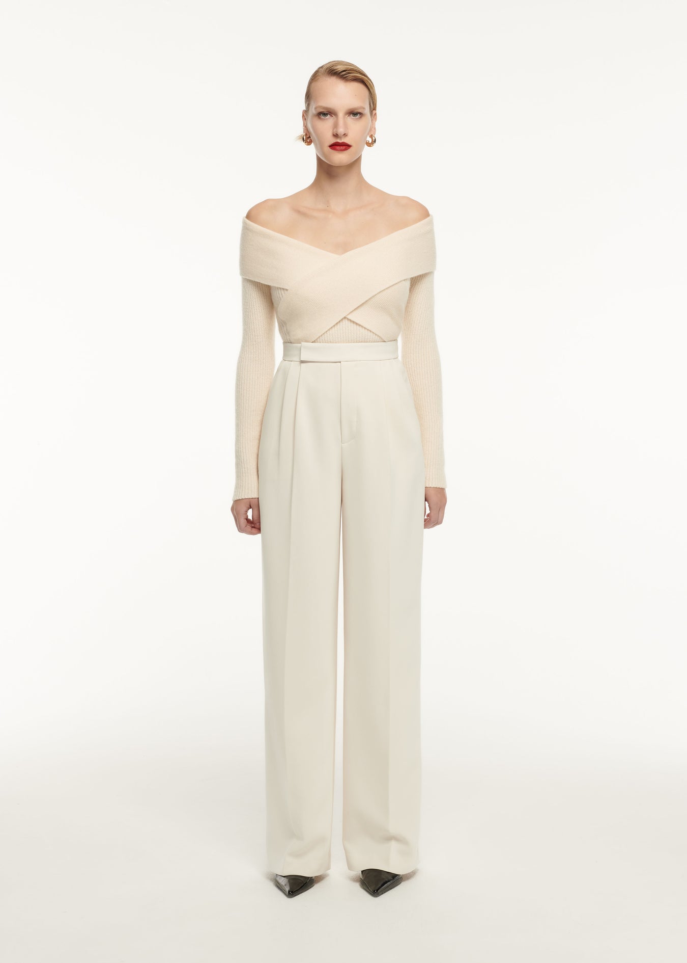 Title: How to Wear a Tie for Women with Broad Shoulders: A Guide to Perfect Pairings
