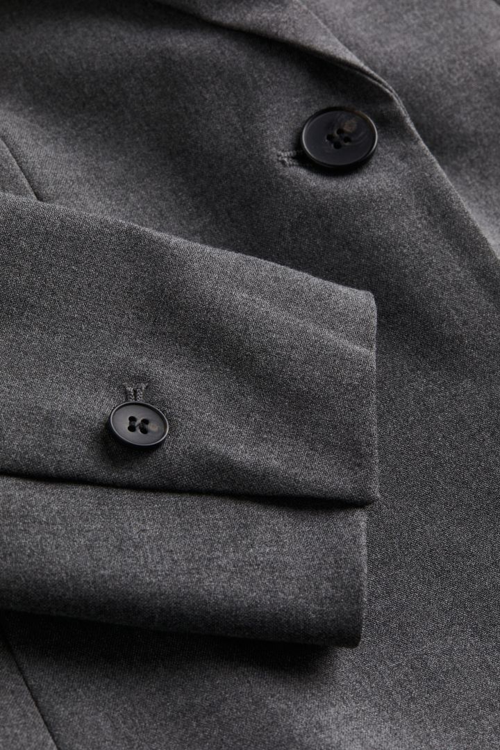 Dark Grey Suit and What to Tie It With