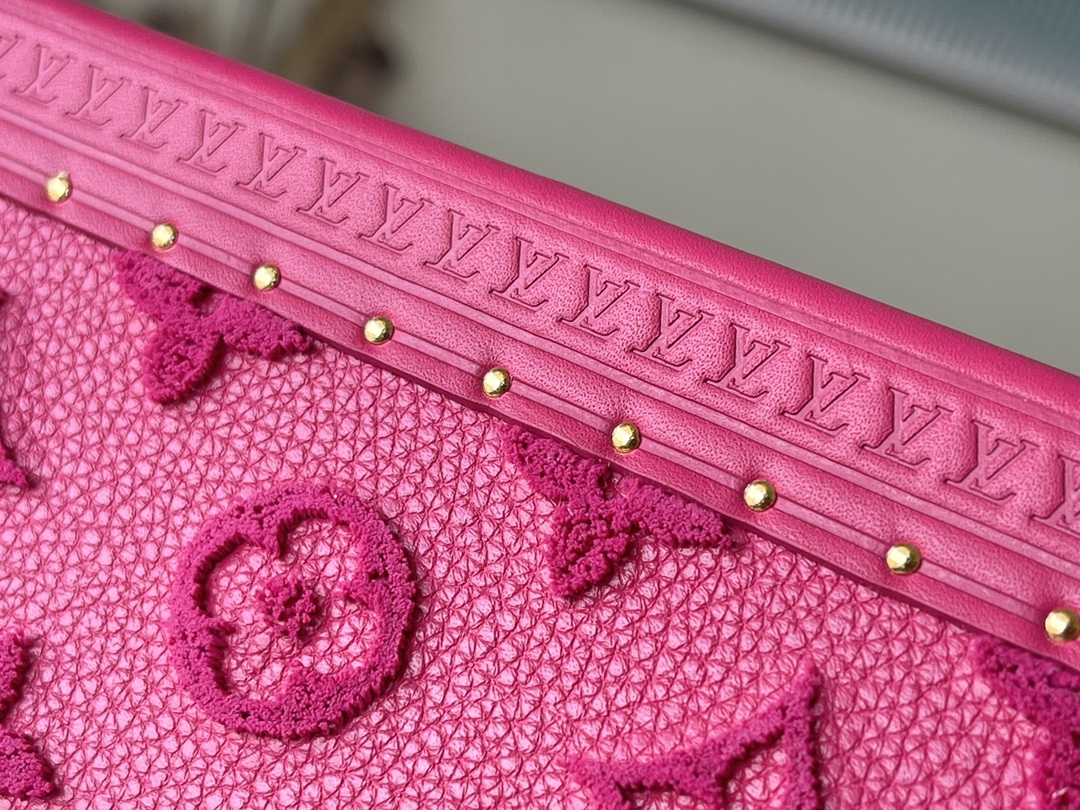 Title: The Unique Charm of a Tie with LV and Pink