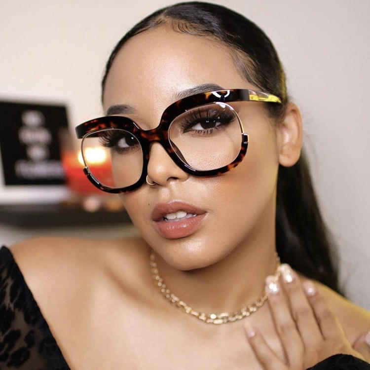 The Unique Fashion Sense of the Glasses-Tie Girl