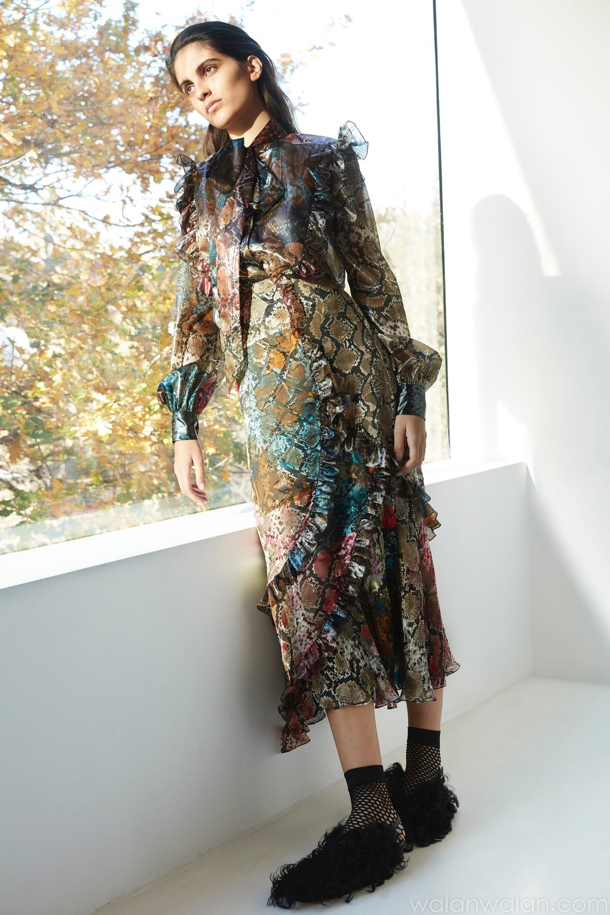 Title: The Unique Fashion of Autumn: Tie-Wearing Qiu Tian