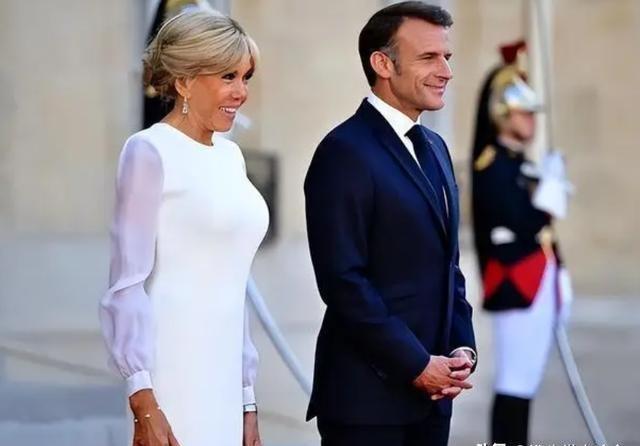 The White High-Collar Tie