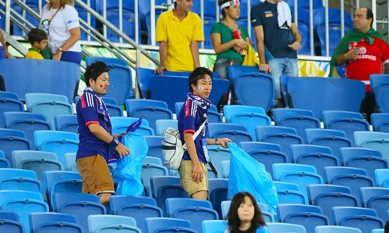 Title: Yue Yunpengs Hilarious Tie- Tying Photos: A Collection of Comedic Moments