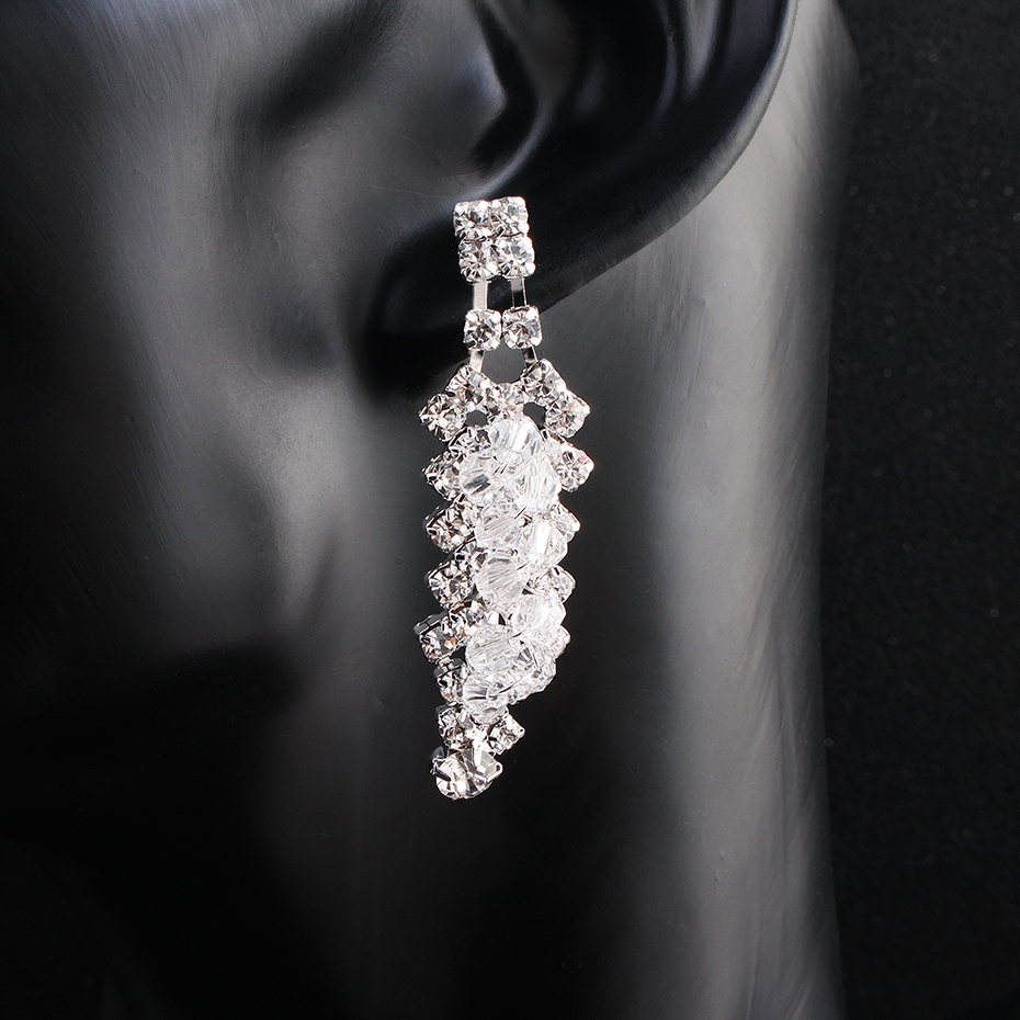 Title: Exploring the World of Luxury Accessories: The Perfect Pairing of Ties, Necklaces, and Prom Dresses