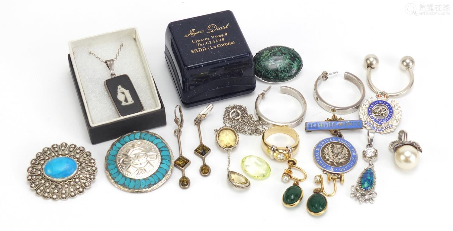 Title: The Unique Beauty of Vintage Tie Accessories for Women