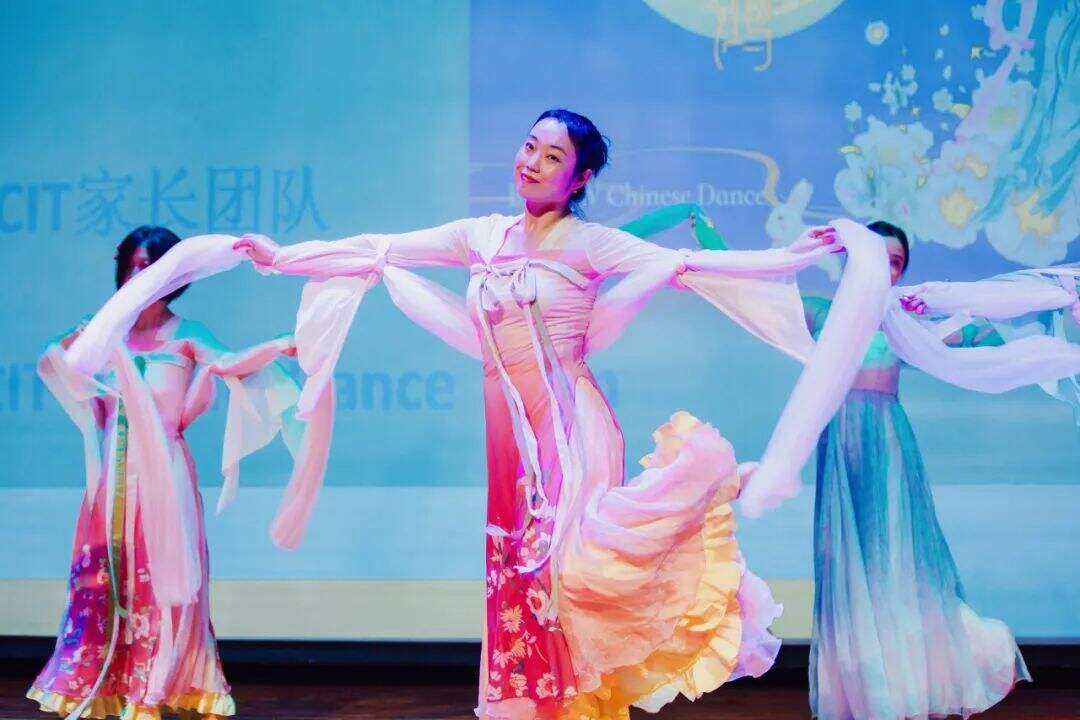 Title: The Enthralling World of 学姐领带舞蹈: A Celebration of Tradition and Modernity