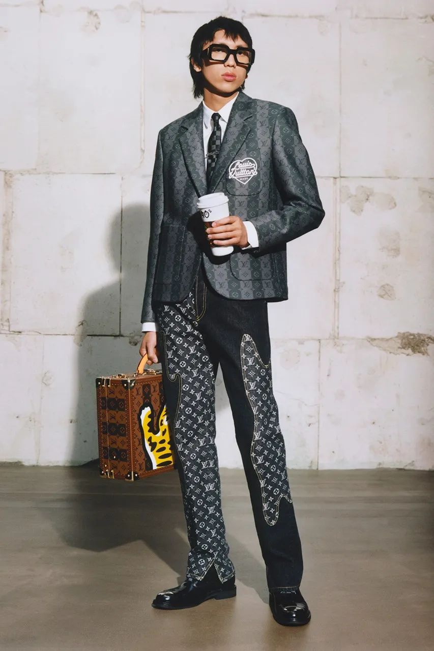 Title: Unveiling the Elegance: A Masterclass in Mens Lv Tie Wearing