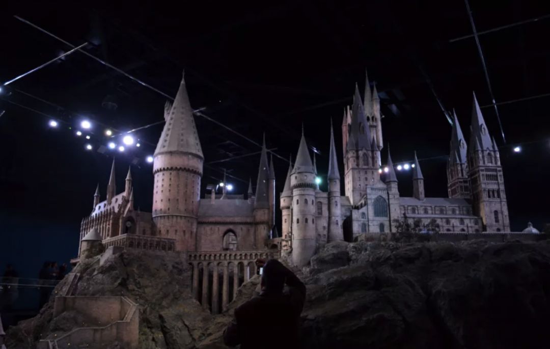 Warner Bros. Studio: The Masterpiece of Filming, Uniforms and Creativity