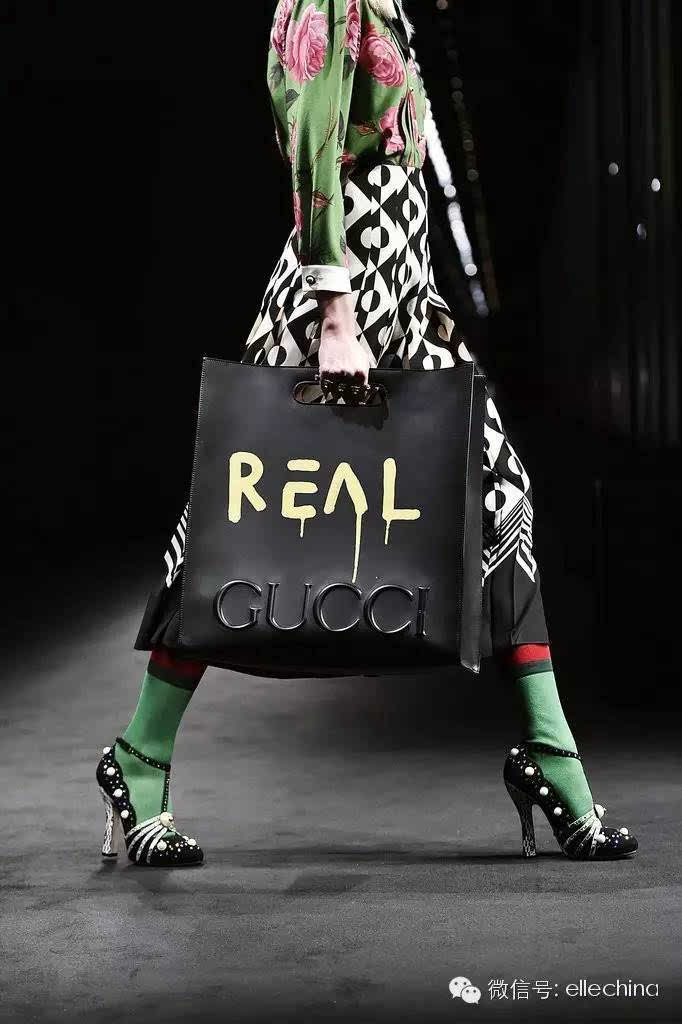The Iconic Gucci Horse-Print Scarfs: A Timeless Accessory for the Fashion-Forward