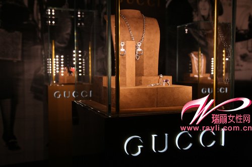The Timeless Elegance of Gucci Ties: A Masterpiece in Craftmanship and Style