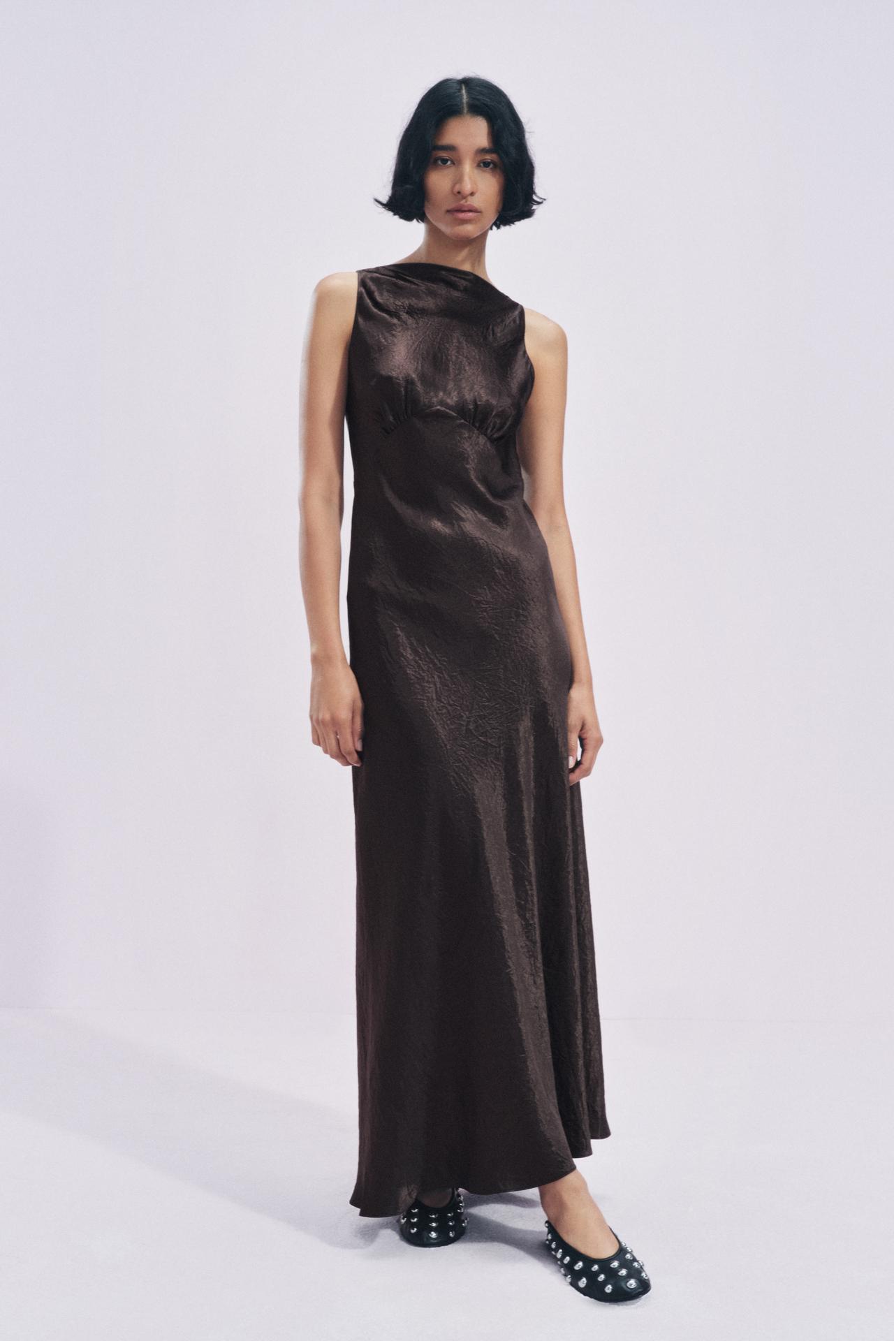 The Art of Minimalism: A Fashionable Twist on Classic Wardrobe Essentials