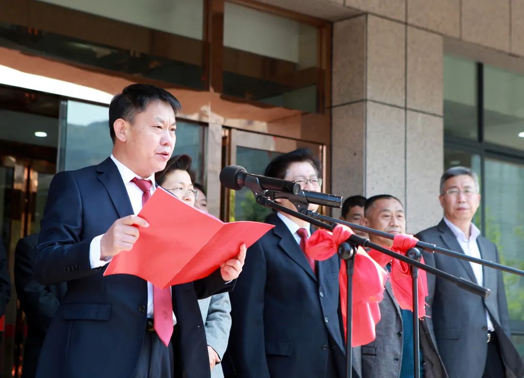 鹤壁市政府领带，象征与责任