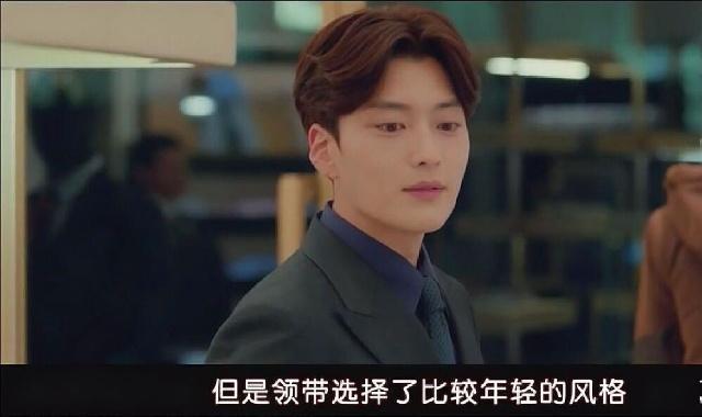 宋慧乔的领带套装，时尚魅力与经典演绎