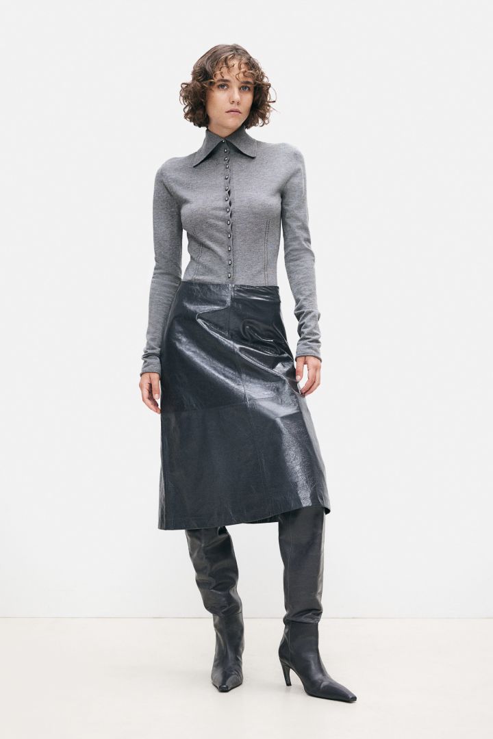 Women’s Gray Tie: A Fashion Analysis