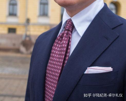 小伙配领带，时尚选择与社会象征的探讨